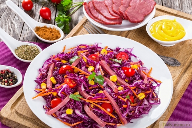 Салат из красной капусты с копчёным мясом и кукурузой