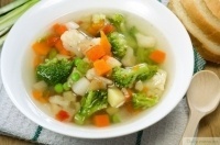 Суп овощной с брокколи и зеленым горошком