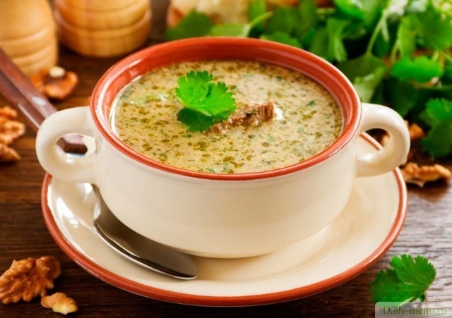 Суп харчо из говядины с грецкими орехами. Фото: shutterstock