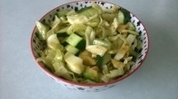 Salat mit Avokado, Wei?kohl und Gurke