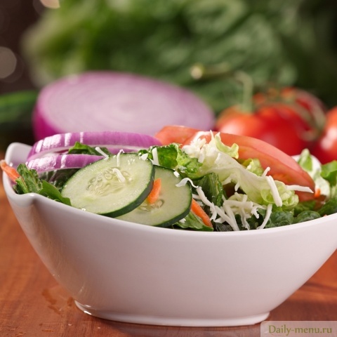 Огуречный салат с сырной заправкой. Фото: depositphotos