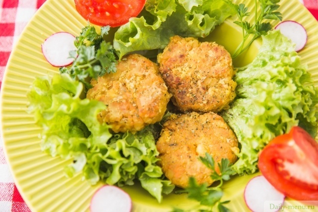 Фото: <a href="https://www.shutterstock.com/ru/image-photo/green-plate-vegetarian-salad-pea-cutlets-626085347?src=HowmAN7sVljgBbUYQ3DhYw-1-70">Shutterstock</a>