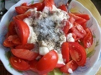 Салат из свежих помидоров со сметаной