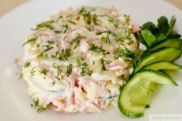 Фото: <a href="https://vkuso.ru/recipe/prostoj-salat-s-syrom-i-vetchinoj/">Источник</a>