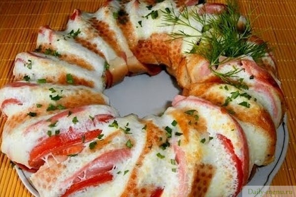 Фото: <a href="https://vkuso.ru/recipe/goryachij-kobler-s-vetchinoj-k-zavtraku/">Источник</a>