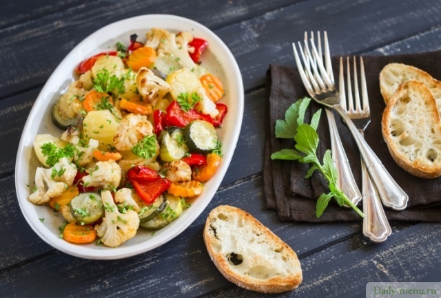 Фото: <a href="https://ru.depositphotos.com/79590074/stock-photo-roasted-vegetables-zucchini-cauliflower-potatoes.html">Depositphotos</a>