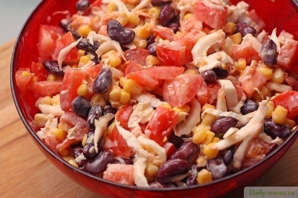 Фото: <a href="https://vkuso.ru/recipe/salat-s-kuricej-fasolyu-kukuruzoj-i-ovoshhami/">Источник</a>