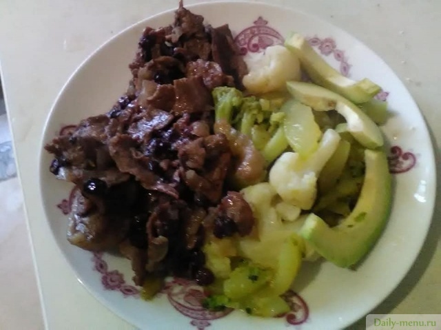 Мясо с брусникой