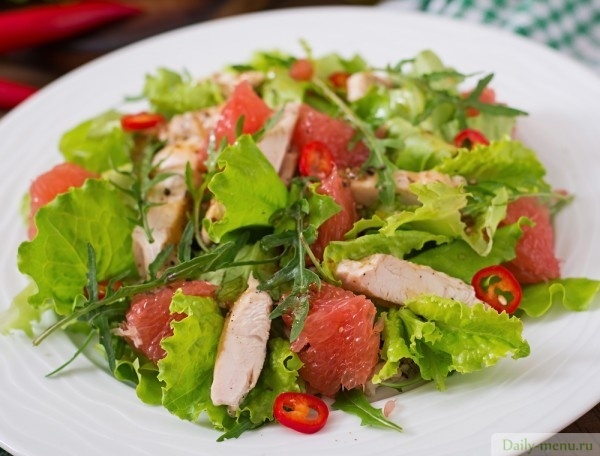 Фото: <a href="https://ru.depositphotos.com/111753240/stock-photo-fresh-chicken-salad-grapefruit-lettuce.html">Depositphotos</a>