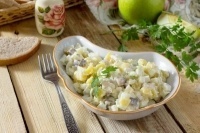 Картофельный салат с сельдью и яблоками
