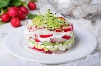Весенний салат с редисом и огурцом