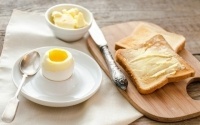 Яйцо всмятку с тостом