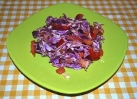 Салат из краснокочанной капусты с помидорами и перцем
