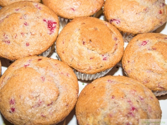 Фото: <a href="https://www.shutterstock.com/ru/image-photo/tray-home-made-raspberry-filled-cupcakes-167865245?src=library">Shutterstock</a>