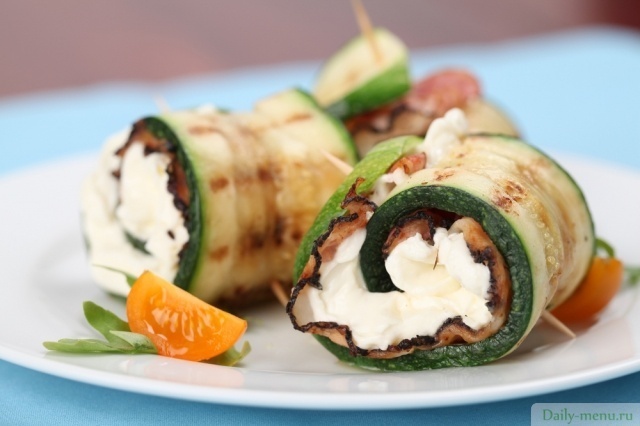Рулетики с кабачком и беконом