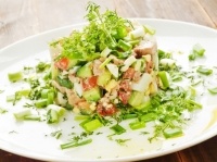 Салат с рыбой и свежими овощами