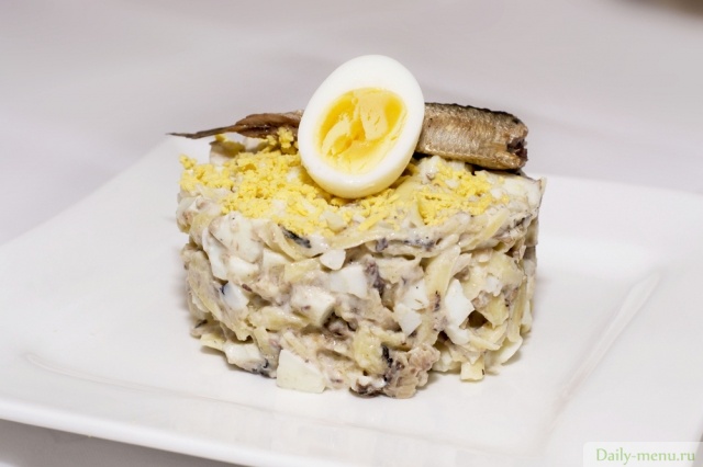 Фото: <a href="https://ru.depositphotos.com/124214064/stock-photo-salad-with-sprats.html">Depositphotos.com</a>