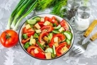 Салат из помидоров и огурцов с оливковым маслом