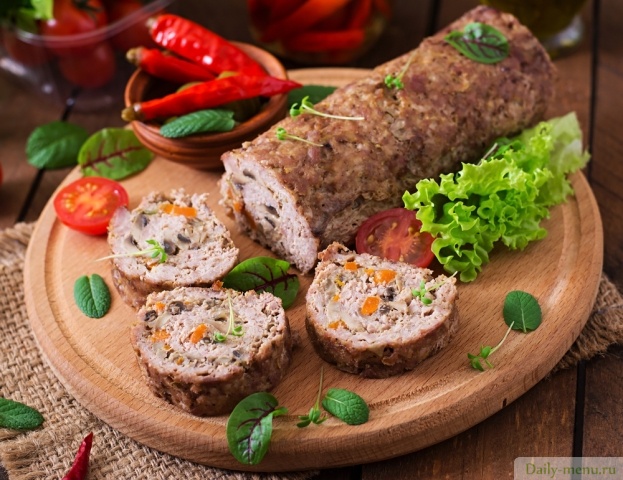 Фото: <a href="https://ru.depositphotos.com/91931912/stock-photo-minced-meat-loaf-roll-with.html">Depositphotos.com</a>