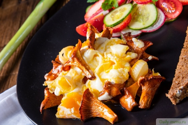 Фото: <a href="https://ru.depositphotos.com/215560400/stock-photo-fresh-chanterelles-scrambled-eggs-green.html">Depositphotos.com</a>