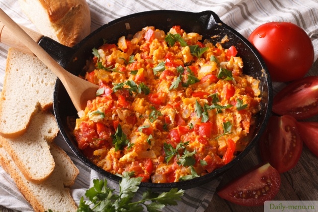 Фото: <a href="https://ru.depositphotos.com/78874340/stock-photo-turkish-menemen-omelet-close-up.html">Depositphotos.com</a>