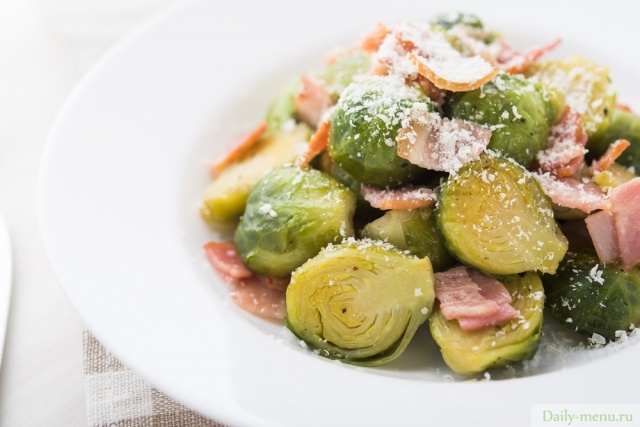 Фото: <a href="https://ru.depositphotos.com/101623462/stock-photo-brussels-sprouts-with-bacon-and.html">Depositphotos.com</a>