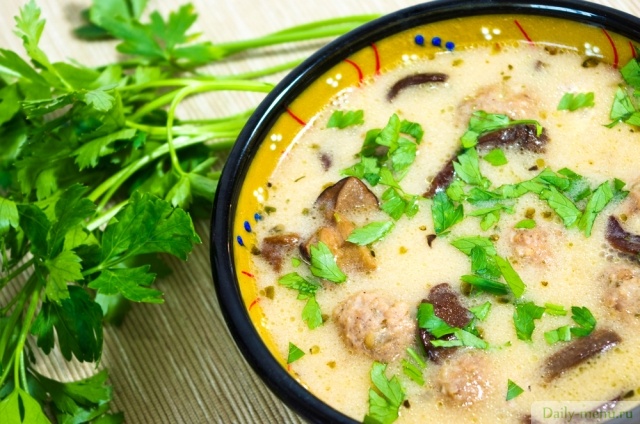 Фото: <a href="https://ru.depositphotos.com/7932847/stock-photo-mushrooms-soup-with-meatballs.html">Depositphotos.com</a>