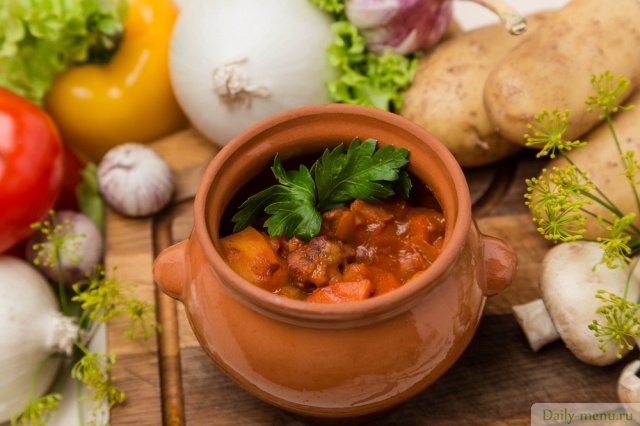 Фото: <a href="https://ru.depositphotos.com/29494245/stock-photo-hot-roast-in-pot-with.html">Depositphotos.com</a>