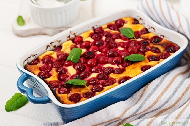 Фото: <a href="https://ru.depositphotos.com/177818814/stock-photo-cottage-cheese-casserole-cherries-table.html">Depositphotos.com</a>