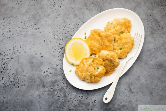 Фото: <a href="https://ru.depositphotos.com/413376576/stock-photo-homemade-fish-cakes-with-french.html">Depositphotos.com</a>