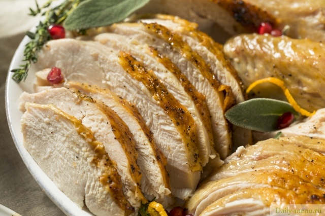 Фото: <a href="https://ru.depositphotos.com/221013520/stock-photo-roasted-cut-turkey-platter-thanksgiving.html">Depositphotos.com</a>