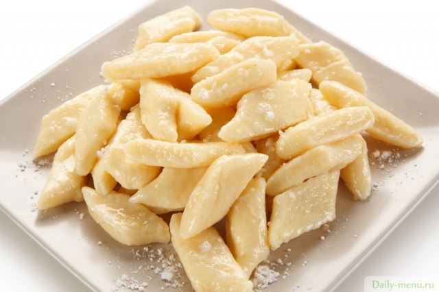 Фото: <a href="https://ru.depositphotos.com/227053136/stock-photo-long-sweet-dumplings-coconut-flakes.html">Depositphotos.com</a>