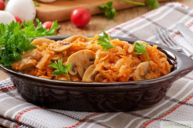 Фото: <a href="https://ru.depositphotos.com/57119821/stock-photo-stewed-cabbage-with-mushrooms.html">Depositphotos.com</a>
