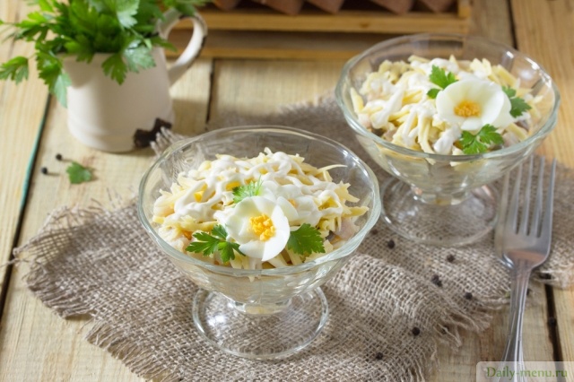 Фото: <a href="https://ru.depositphotos.com/131944794/stock-photo-salad-with-pickled-herring-cheese.html">Depositphotos.com</a>