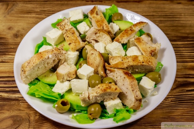 Фото: <a href="https://ru.depositphotos.com/387057648/stock-photo-tasty-salad-fried-chicken-breast.html">Depositphotos.com</a>