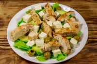 Салат с курицей, авокадо и оливками