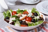 Греческий салат с копченой курицей