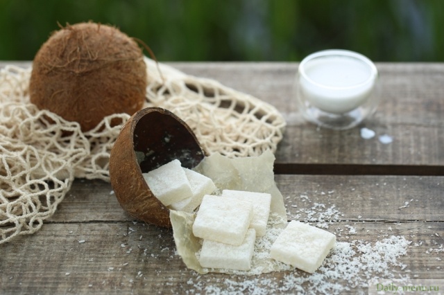 Фото: <a href="https://ru.depositphotos.com/383791964/stock-photo-coconut-marmalade-coconut-milk-view.html">Depositphotos.com</a>