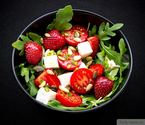 Фото: <a href="https://ru.depositphotos.com/82402858/stock-photo-strawberry-tomato-salad-with-feta.html">Depositphotos.com</a>