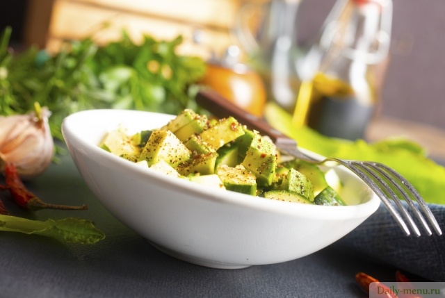 Фото: <a href="https://ru.depositphotos.com/403568882/stock-photo-salad-avocado-cucunber-fresh-salad.html">Depositphotos.com</a>