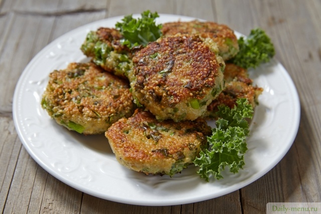 Фото: <a href="https://ru.depositphotos.com/88764172/stock-photo-quinoa-fritters-with-kale-and.html">Depositphotos.com</a>