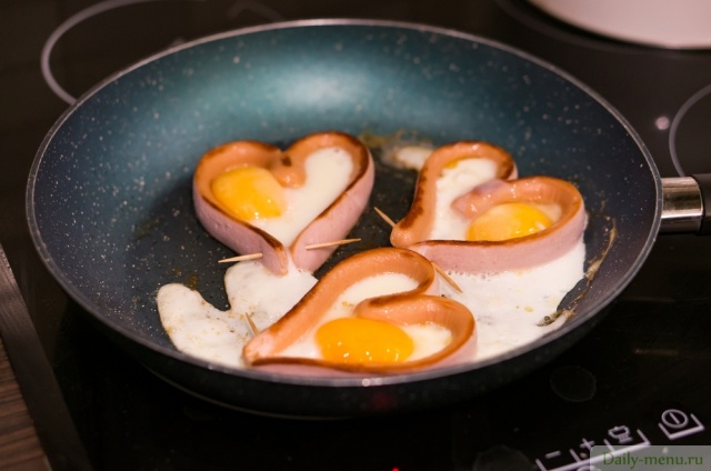 Фото: <a href="https://ru.depositphotos.com/429530866/stock-photo-closeup-shot-heart-shaped-sausages.html">Depositphotos.com</a>