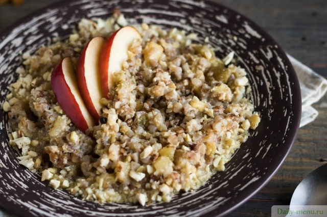 Фото: <a href="https://ru.depositphotos.com/247743218/stock-photo-buckwheat-porridge-with-milk-apple.html">Depositphotos.com</a>