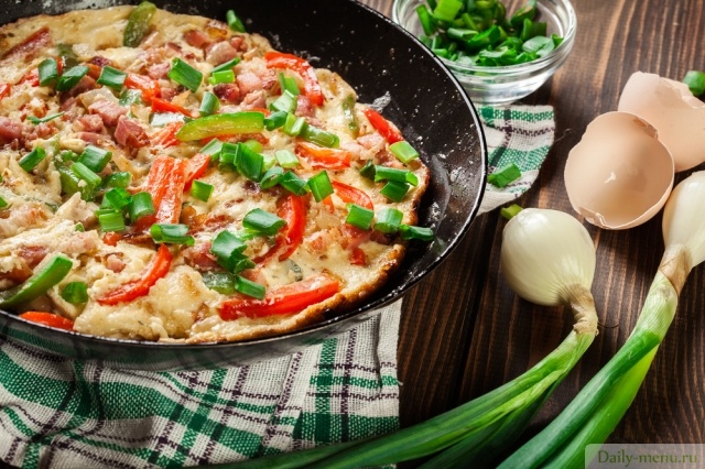 Фото: <a href="https://ru.depositphotos.com/240728922/stock-photo-fresh-omelette-bacon-bell-pepper.html">Depositphotos.com</a>