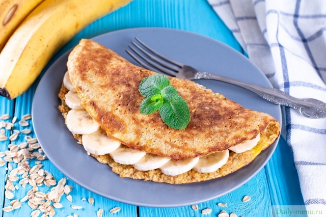 Фото: <a href="https://ru.depositphotos.com/372498450/stock-photo-breakfast-oatmeal-pancakes-banana-mint.html">Depositphotos.com</a>