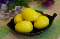 Маринованные шафрановые яйца