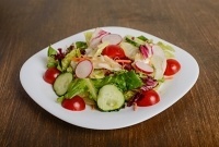 Салат овощной с редисом и зеленью