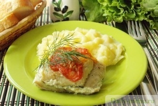 Филе хека, запеченное в фольге с овощами получается очень нежным, мягким и сочным, так как сок, который выделяется в процессе тепловой обработки остается в фольге. А овощи с лимонным соком служат маринадом для рыбы. Блюдо абсолютно диетическое . Удобно приготовить это блюдо отдельными порциями. Хек с овощами
