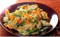 Курица с рисом и овощами в сливочном соусе