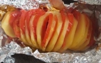 картофель "гармошка" с помидором
